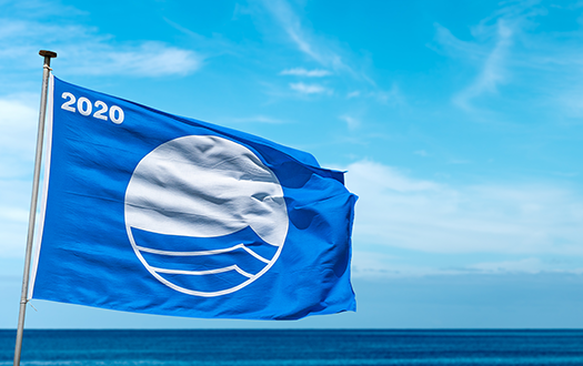 De Blauwe kleur op de Vlag geeft aan dat het een schoon strand is.